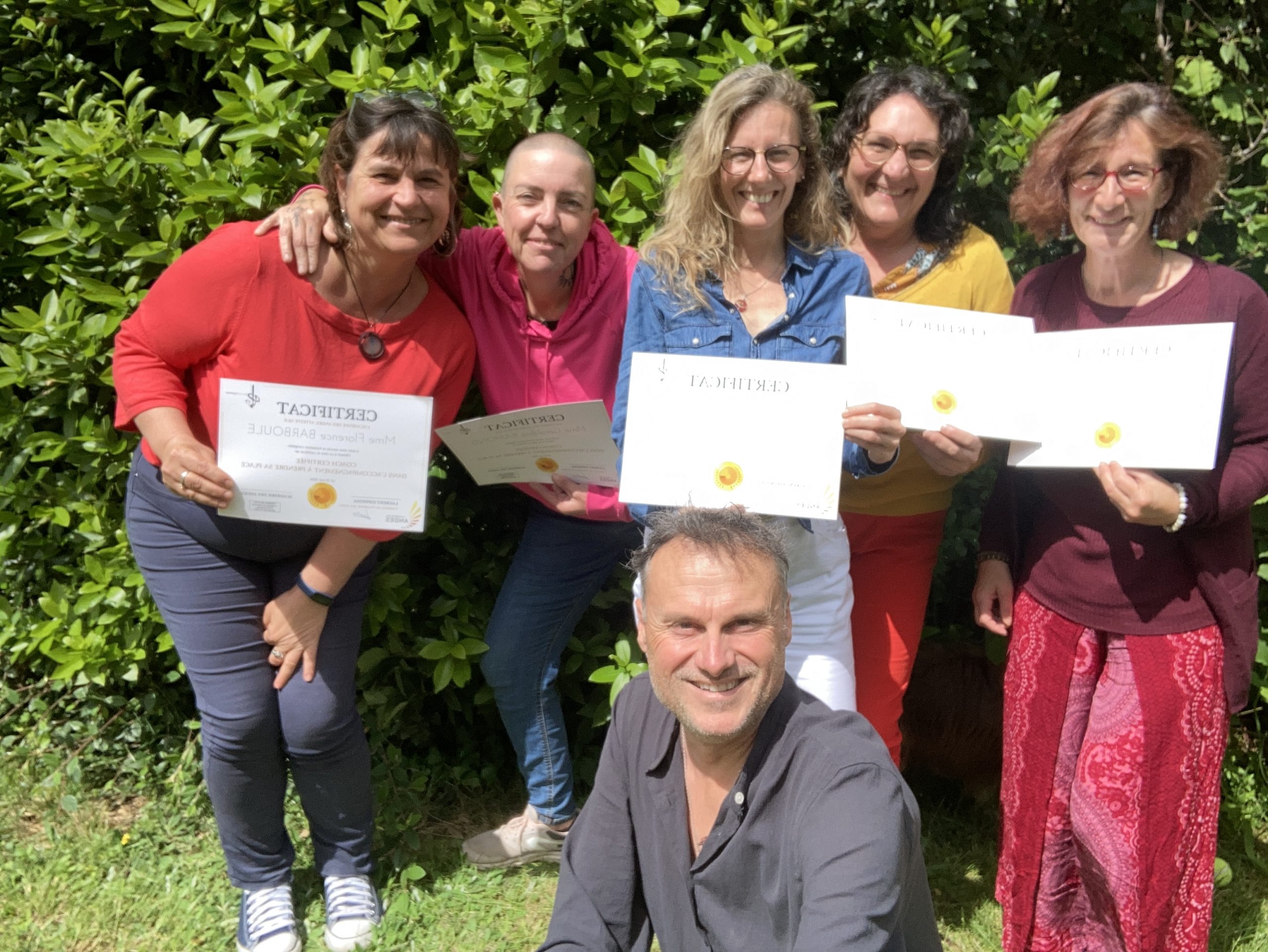 Groupe de participants en immersion avec leurs certificats
